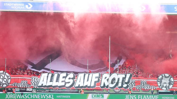 09.05.2026, xrekx, Fussball 2.Bundesliga, VfL Bochum - Hannover 96 v.l. Hannover 96 Fans ,Stimmung, Schals, Ultras, Zuschauer, Besucher, Choreo, Choreografie, atmosphere, scarves, spectators, visitors (DFL DFB REGULATIONS PROHIBIT ANY USE OF PHOTOGRAPHS as IMAGE SEQUENCES and or QUASI-VIDEO) Bochum