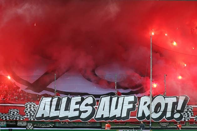 09.05.2026, xrekx, Fussball 2.Bundesliga, VfL Bochum - Hannover 96 v.l. Hannover 96 Fans ,Stimmung, Schals, Ultras, Zuschauer, Besucher, Choreo, Choreografie, atmosphere, scarves, spectators, visitors (DFL DFB REGULATIONS PROHIBIT ANY USE OF PHOTOGRAPHS as IMAGE SEQUENCES and or QUASI-VIDEO) Bochum