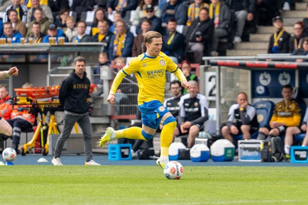 Deutschland: Fussball, 2. Bundesliga, 33. Spieltag 2025 26, Eintracht Braunschweig - Dynamo Dresden am 09.05. in Braunschweig, Eintracht-Stadion: Lino Tempelmann (Eintracht Braunschweig 20) am Ball