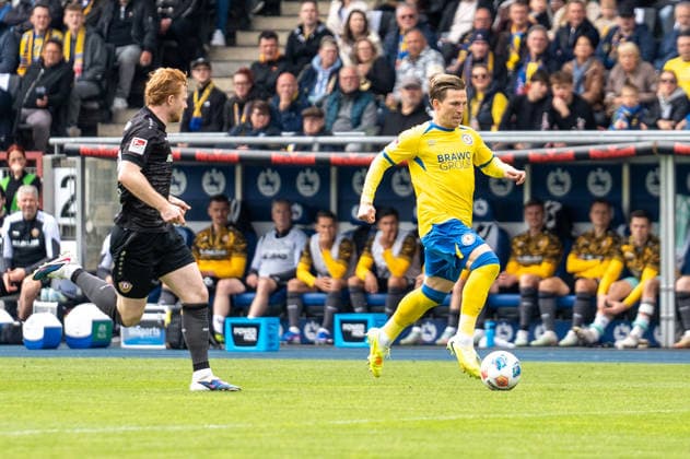 Deutschland: Fussball, 2. Bundesliga, 33. Spieltag 2025 26, Eintracht Braunschweig - Dynamo Dresden am 09.05. in Braunschweig, Eintracht-Stadion: Lino Tempelmann (Eintracht Braunschweig 20) am Ball