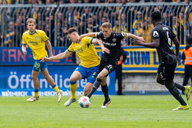 Braunschweig, Deutschland 09. Mai 2026: 2. BL - 2025 2026 - Sp. 33 - Eintracht Braunschweig gegen SG Dynamo Dresden Im Bild: v. li. im Zweikampf Florian Flick (Eintracht) und Niklas Hauptmann (Dresden) DFL DFB regulations prohibit any use of photographs as image sequences and or quasi-video Eintracht Stadion Niedersachsen