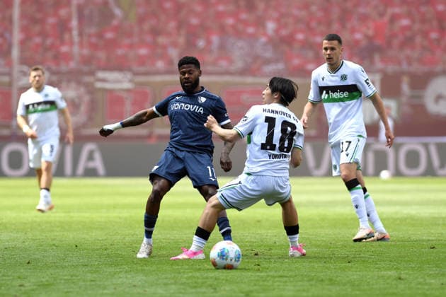 Moritz-Broni Kwarteng (VfL Bochum) und Daisuke Yokota (Hannover 96) im Zweikampf waehrend des Spiels der 2. Bundesliga zwischen VfL Bochum und Hannover 96, Vonovia Ruhrstadion am 09. May 2026 in Bochum, Deutschland. (Foto von Ralf Treese DeFodi Images) +++ Moritz-Broni Kwarteng (VfL Bochum) und Daisuke Yokota (Hannover 96) battle for the ball during the 2. Bundesliga match between VfL Bochum and Hannover 96 at Vonovia Ruhrstadion on May 9, 2026 in Bochum, Germany. (Photo by Ralf Treese DeFodi Images) (Photo by Ralf Treese DeFodi Images) -