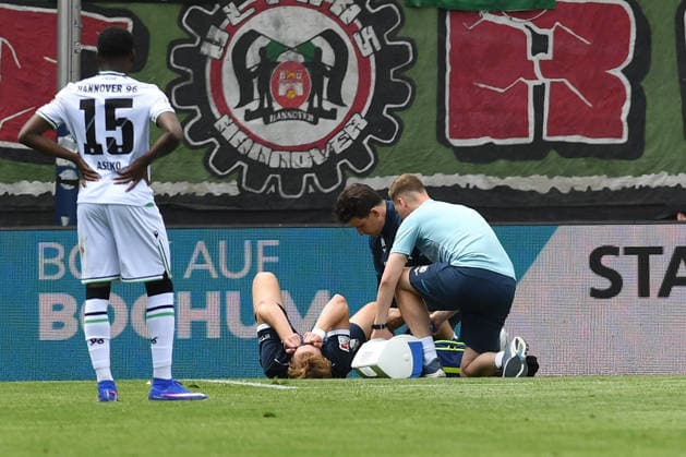 Mats Pannewig (VfL Bochum) verletzt waehrend des Spiels der 2. Bundesliga zwischen VfL Bochum und Hannover 96, Vonovia Ruhrstadion am 09. May 2026 in Bochum, Deutschland. (Foto von Ralf Treese DeFodi Images) +++ Mats Pannewig (VfL Bochum) injured during the 2. Bundesliga match between VfL Bochum and Hannover 96 at Vonovia Ruhrstadion on May 9, 2026 in Bochum, Germany. (Photo by Ralf Treese DeFodi Images) (Photo by Ralf Treese DeFodi Images) -