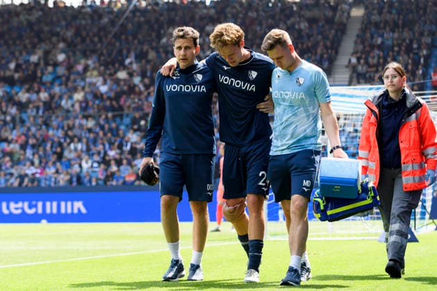 Mats Pannewig (VfL Bochum) verletzt waehrend des spiels der 2. Bundesliga zwischen VfL Bochum und Hannover 96, Vonovia Ruhrstadion am 09. May 2026 in Bochum, Deutschland. (Foto von Max Maiwald DeFodi Images) +++ Mats Pannewig (VfL Bochum) is injued during the 2. Bundesliga match between VfL Bochum and Hannover 96 at Vonovia Ruhrstadion on May 9, 2026 in Bochum, Germany. (Photo by Max Maiwald DeFodi Images) (Photo by Max Maiwald DeFodi Images) -