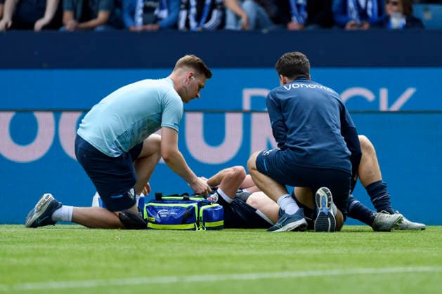 Mats Pannewig (VfL Bochum) verletzt waehrend des spiels der 2. Bundesliga zwischen VfL Bochum und Hannover 96, Vonovia Ruhrstadion am 09. May 2026 in Bochum, Deutschland. (Foto von Max Maiwald DeFodi Images) +++ Mats Pannewig (VfL Bochum) is injued during the 2. Bundesliga match between VfL Bochum and Hannover 96 at Vonovia Ruhrstadion on May 9, 2026 in Bochum, Germany. (Photo by Max Maiwald DeFodi Images) (Photo by Max Maiwald DeFodi Images) -