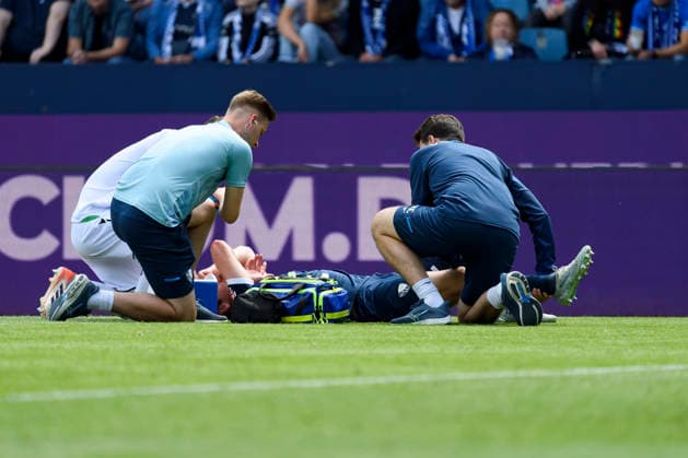 Mats Pannewig (VfL Bochum) verletzt waehrend des spiels der 2. Bundesliga zwischen VfL Bochum und Hannover 96, Vonovia Ruhrstadion am 09. May 2026 in Bochum, Deutschland. (Foto von Max Maiwald DeFodi Images) +++ Mats Pannewig (VfL Bochum) is injued during the 2. Bundesliga match between VfL Bochum and Hannover 96 at Vonovia Ruhrstadion on May 9, 2026 in Bochum, Germany. (Photo by Max Maiwald DeFodi Images) (Photo by Max Maiwald DeFodi Images) -