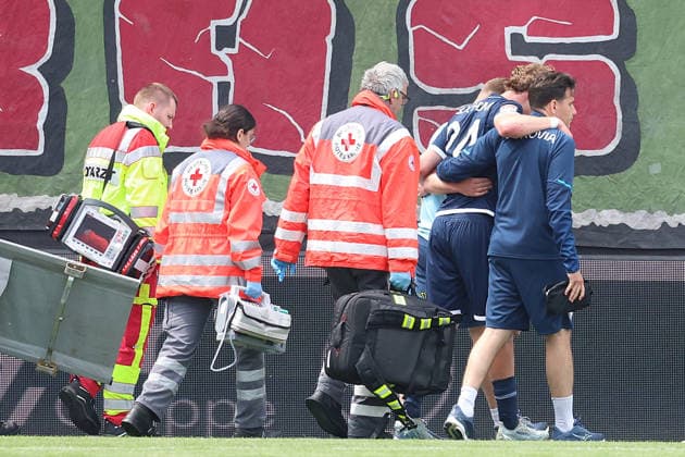 09.05.2026, xrekx, Fussball 2.Bundesliga, VfL Bochum - Hannover 96 v.l. Mats Pannewig (VfL Bochum) verletzt, Verletzung, Schmerz, Schmerzen, injured, injury, pain, pains Auswechslung (DFL DFB REGULATIONS PROHIBIT ANY USE OF PHOTOGRAPHS as IMAGE SEQUENCES and or QUASI-VIDEO) Bochum