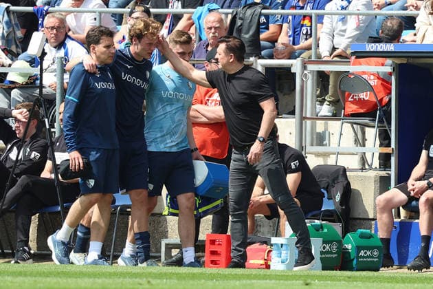 09.05.2026, xrekx, Fussball 2.Bundesliga, VfL Bochum - Hannover 96 v.l. Mats Pannewig (VfL Bochum) verletzt, Verletzung, Schmerz, Schmerzen, injured, injury, pain, pains Auswechslung Christian Titz Trainer (Hannover 96) (DFL DFB REGULATIONS PROHIBIT ANY USE OF PHOTOGRAPHS as IMAGE SEQUENCES and or QUASI-VIDEO) Bochum