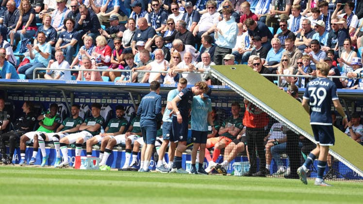 09.05.2026, xrekx, Fussball 2.Bundesliga, VfL Bochum - Hannover 96 v.l. Mats Pannewig (VfL Bochum) verletzt, Verletzung, Schmerz, Schmerzen, injured, injury, pain, pains Auswechslung (DFL DFB REGULATIONS PROHIBIT ANY USE OF PHOTOGRAPHS as IMAGE SEQUENCES and or QUASI-VIDEO) Bochum