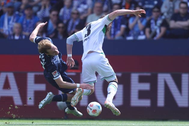 Fußball 2. Bundesliga 33. Spieltag VfL Bochum - Hannover 96 am 09.05.2026 im Vonovia Ruhrstadion in Bochum Mats Panneweg ( Bochum ), links - Boris Tomiak ( Hannover ), rechts DFL regulations prohibit any use of photographs as image sequences and or quasi-video.