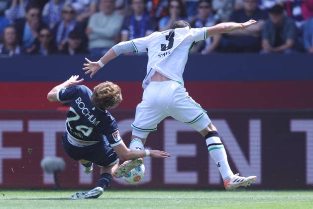 Fußball 2. Bundesliga 33. Spieltag VfL Bochum - Hannover 96 am 09.05.2026 im Vonovia Ruhrstadion in Bochum Mats Panneweg ( Bochum ), links - Boris Tomiak ( Hannover ), rechts DFL regulations prohibit any use of photographs as image sequences and or quasi-video.