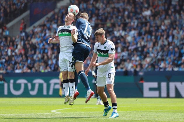 Fußball 2. Bundesliga 33. Spieltag VfL Bochum - Hannover 96 am 09.05.2026 im Vonovia Ruhrstadion in Bochum Maurice Neubauer ( Hannover ), links - Oliver Olsen ( Bochum ), mitte - Maik Nawrocki ( Hannover ), rechts DFL regulations prohibit any use of photographs as image sequences and or quasi-video.