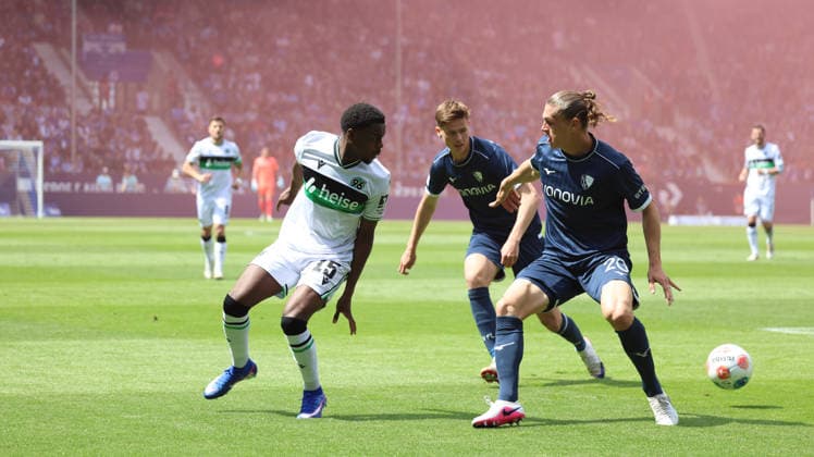 09.05.2026, xrekx, Fussball 2.Bundesliga, VfL Bochum - Hannover 96 v.l. Noel Aseko (Hannover 96) Noah Loosli (VfL Bochum) Zweikampf, Aktion, action, battle for the ball (DFL DFB REGULATIONS PROHIBIT ANY USE OF PHOTOGRAPHS as IMAGE SEQUENCES and or QUASI-VIDEO) Bochum