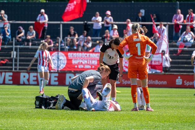 Deutschland: Fussball Google Pixel Frauen-Bundesliga 2025 2026 - 1.FC Köln vs Hamburger SV - 25. Spieltag - Franz-Kremer-Stadion (Köln): verletzt, Verletzung, wird behandelt Marina Hegering (1.FC Köln, 33) Copyright: xOrhanxHabashx
