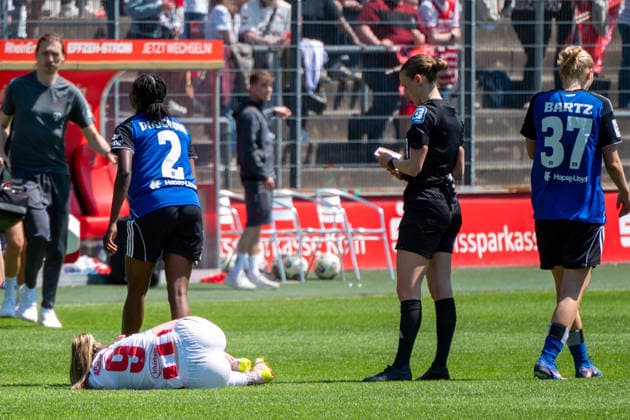 Deutschland: Fussball Google Pixel Frauen-Bundesliga 2025 2026 - 1.FC Köln vs Hamburger SV - 25. Spieltag - Franz-Kremer-Stadion (Köln): liegt am Boden Adriana Achcinska (1.FC Köln, 9) Copyright: xOrhanxHabashx