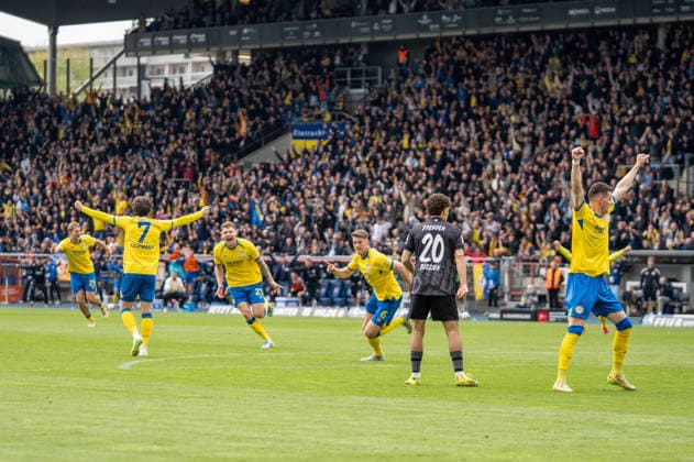 Deutschland: Fussball, 2. Bundesliga, 33. Spieltag 2025 26, Eintracht Braunschweig - Dynamo Dresden am 09.05. in Braunschweig, Eintracht-Stadion: Tor 1:0 Florian Flick (Eintracht Braunschweig 6) Jubel, Freude, Emotionen, Torjubel