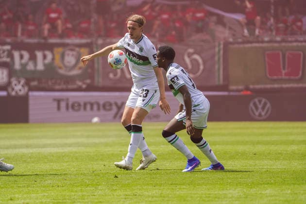 Deutschland: Fussball 2.Bundesliga 2025 2026, 33. Spieltag - VfL Bochum vs Hannover 96 - Vonovia Ruhrstadion (Bochum): Stefan Teitur ÃžorÃ°arson Stefan Teitur Thordarson (Hannover 96, 23) NoÃ«l AsÃ ko Noel Aseko (Hannover 96, 15) Bochum