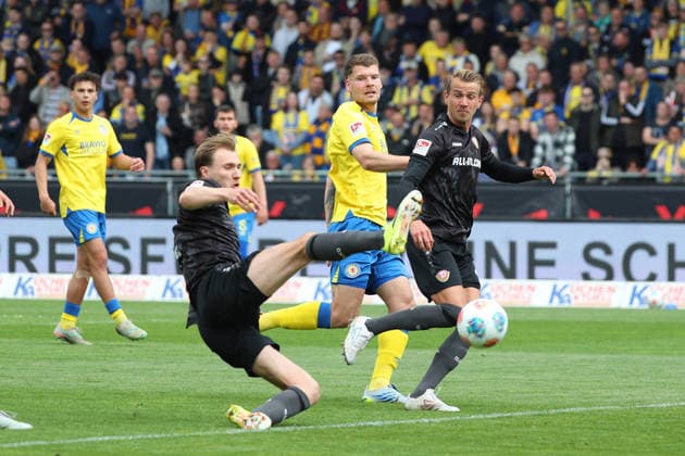 Braunschweig vs Dresden, 2. BL Braunschweig, 09.05.2026, Fußball, Herren, 2. BL, Saison 2025 2026, Eintracht Braunschweig vs. FC Dynamo Dresden: Vincent Vermeij (Dresden), Kevin Ehlers (Eintracht Braunschweig), Lukas Boeder (Dresden) (DFL DFB REGULATIONS PROHIBIT ANY USE OF PHOTOGRAPHS as IMAGE SEQUENCES and or QUASI-VIDEO) Stadion an der Hamburger Straße Niedersachsen Deutschland