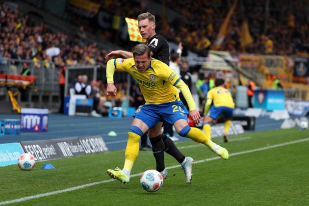 Braunschweig vs Dresden, 2. BL Braunschweig, 09.05.2026, Fußball, Herren, 2. BL, Saison 2025 2026, Eintracht Braunschweig vs. FC Dynamo Dresden: Jonas Sterner (Dresden), Lino Tempelmann (Eintracht Braunschweig) (DFL DFB REGULATIONS PROHIBIT ANY USE OF PHOTOGRAPHS as IMAGE SEQUENCES and or QUASI-VIDEO) Stadion an der Hamburger Straße Niedersachsen Deutschland