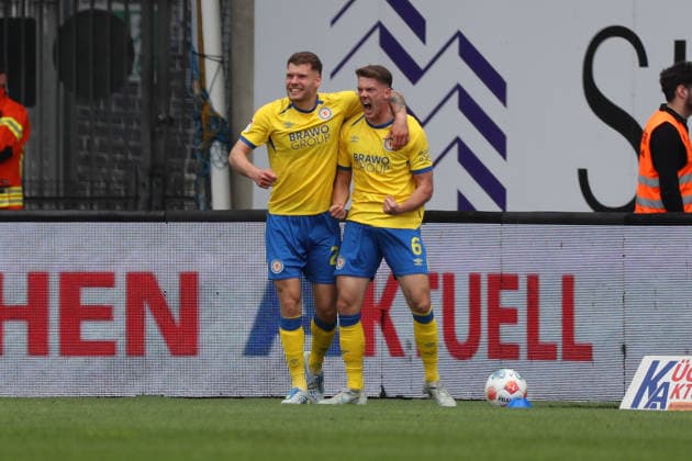Braunschweig vs Dresden, 2. BL Braunschweig, 09.05.2026, Fußball, Herren, 2. BL, Saison 2025 2026, Eintracht Braunschweig vs. FC Dynamo Dresden: Florian Flick (Eintracht Braunschweig) jubelt mit Kevin Ehlers (Eintracht Braunschweig) nach seinem Tor zum 1:0 (DFL DFB REGULATIONS PROHIBIT ANY USE OF PHOTOGRAPHS as IMAGE SEQUENCES and or QUASI-VIDEO) Stadion an der Hamburger Straße Niedersachsen Deutschland