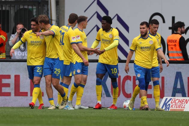 Braunschweig vs Dresden, 2. BL Braunschweig, 09.05.2026, Fußball, Herren, 2. BL, Saison 2025 2026, Eintracht Braunschweig vs. FC Dynamo Dresden: Florian Flick (Eintracht Braunschweig) jubelt mit Mannschaftskollegen nach seinem Tor zum 1:0 (DFL DFB REGULATIONS PROHIBIT ANY USE OF PHOTOGRAPHS as IMAGE SEQUENCES and or QUASI-VIDEO) Stadion an der Hamburger Straße Niedersachsen Deutschland