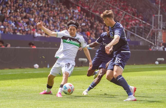 Deutschland: Fussball 2.Bundesliga 2025 2026, 33. Spieltag - VfL Bochum vs Hannover 96 - Vonovia Ruhrstadion (Bochum): Daisuke Yokota (Hannover 96, 18) Oliver Olsen (VfL Bochum, 13) Bochum