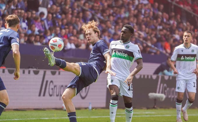 Deutschland: Fussball 2.Bundesliga 2025 2026, 33. Spieltag - VfL Bochum vs Hannover 96 - Vonovia Ruhrstadion (Bochum): Mats Pannewig (VfL Bochum, 24) NoÃ«l AsÃ ko Noel Aseko (Hannover 96, 15) Bochum