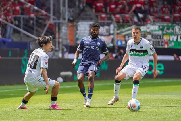 Deutschland: Fussball 2.Bundesliga 2025 2026, 33. Spieltag - VfL Bochum vs Hannover 96 - Vonovia Ruhrstadion (Bochum): Moritz Kwarteng (VfL Bochum, 11) Daisuke Yokota (Hannover 96, 18) Bastian Allgeier (Hannover 96, 17) Bochum