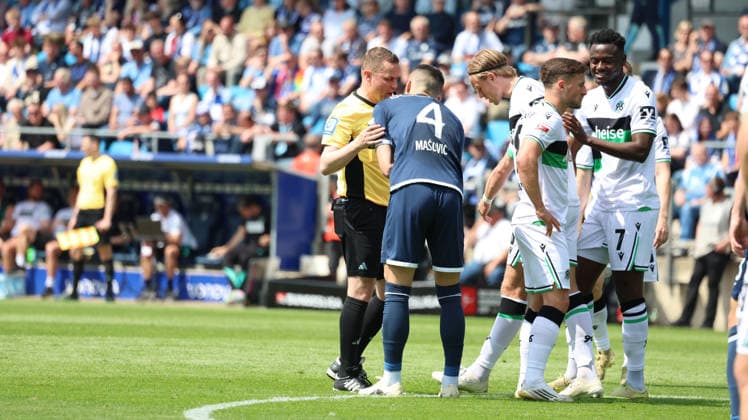 09.05.2026, xrekx, Fussball 2.Bundesliga, VfL Bochum - Hannover 96 v.l. Schiedsrichter Referee Robert Kampka Erhan Masovic (VfL Bochum) (DFL DFB REGULATIONS PROHIBIT ANY USE OF PHOTOGRAPHS as IMAGE SEQUENCES and or QUASI-VIDEO) Bochum