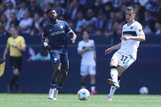 Fußball 2. Bundesliga 33. Spieltag VfL Bochum - Hannover 96 am 09.05.2026 im Vonovia Ruhrstadion in Bochum Moritz-Broni Kwarteng ( Bochum ), links - Bastian Allgeier ( Hannover ), rechts DFL regulations prohibit any use of photographs as image sequences and or quasi-video.