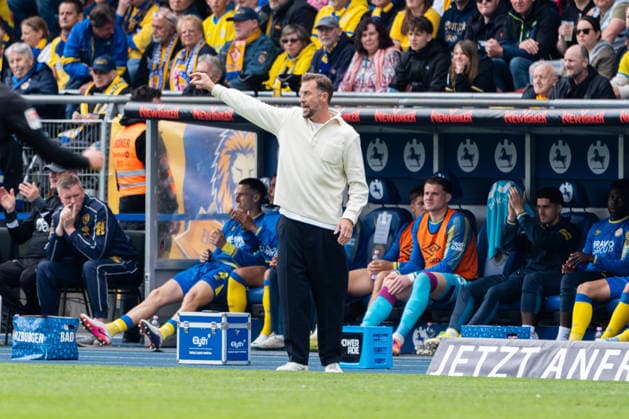 Braunschweig, Deutschland 09. Mai 2026: 2. BL - 2025 2026 - Sp. 33 - Eintracht Braunschweig gegen SG Dynamo Dresden Im Bild: Trainer Lars Kornetka (Eintracht) gestikuliert auf dem Spielfeld. DFL DFB regulations prohibit any use of photographs as image sequences and or quasi-video Eintracht Stadion Niedersachsen