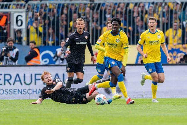 Braunschweig, Deutschland 09. Mai 2026: 2. BL - 2025 2026 - Sp. 33 - Eintracht Braunschweig gegen SG Dynamo Dresden Im Bild: v. li. im Zweikampf Robert Wagner (Dresden) und Faride Alidou (Eintracht) DFL DFB regulations prohibit any use of photographs as image sequences and or quasi-video Eintracht Stadion Niedersachsen