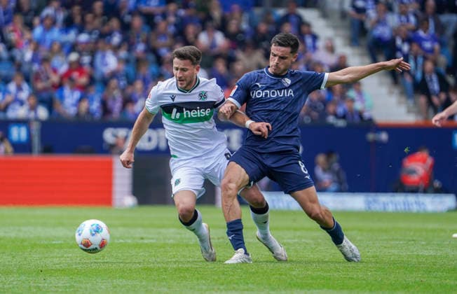 Deutschland: Fussball 2.Bundesliga 2025 2026, 33. Spieltag - VfL Bochum vs Hannover 96 - Vonovia Ruhrstadion (Bochum): im Zweikampf Enzo Leopold (Hannover 96, 8) Kjell Wätjen Kjell Waetjen (VfL Bochum, 8) Bochum