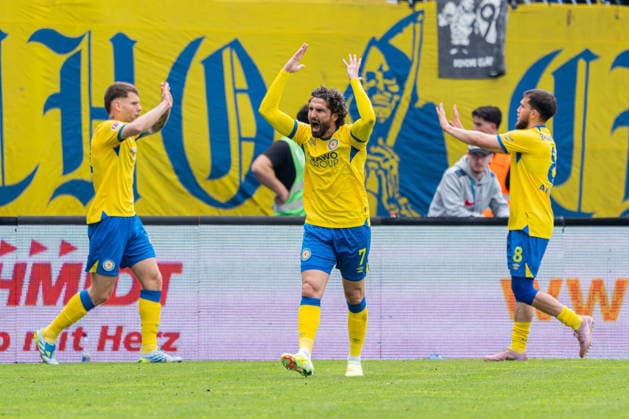 Braunschweig, Deutschland 09. Mai 2026: 2. BL - 2025 2026 - Sp. 33 - Eintracht Braunschweig gegen SG Dynamo Dresden Im Bild: v.li. Kevin Ehlers (Eintracht), Fabio Kaufmann (Eintracht) und Mehmet Aydin (Eintracht) jubeln und motivieren sich DFL DFB regulations prohibit any use of photographs as image sequences and or quasi-video Eintracht Stadion Niedersachsen