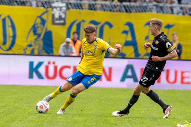 Deutschland: Fussball, 2. Bundesliga, 33. Spieltag 2025 26, Eintracht Braunschweig - Dynamo Dresden am 09.05. in Braunschweig, Eintracht-Stadion: Florian Flick (Eintracht Braunschweig 6) Niklas Hauptmann (Dynamo Dresden 27)