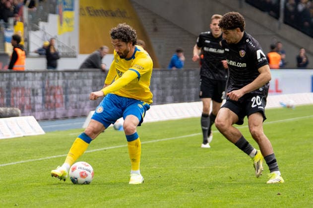 Deutschland: Fussball, 2. Bundesliga, 33. Spieltag 2025 26, Eintracht Braunschweig - Dynamo Dresden am 09.05. in Braunschweig, Eintracht-Stadion: Fabio Kaufmann (Eintracht Braunschweig 7) Ben Bobzien (Dynamo Dresden 20)