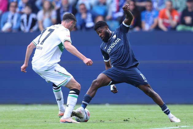 Fußball 2. Bundesliga 33. Spieltag VfL Bochum - Hannover 96 am 09.05.2026 im Vonovia Ruhrstadion in Bochum Bastian Allgeier ( Hannover ), links - Moritz-Broni Kwarteng ( Bochum ), rechts DFL regulations prohibit any use of photographs as image sequences and or quasi-video.