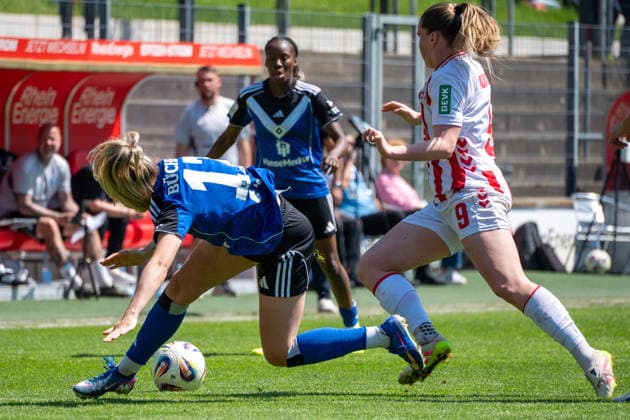 Deutschland: Fussball Google Pixel Frauen-Bundesliga 2025 2026 - 1.FC Köln vs Hamburger SV - 25. Spieltag - Franz-Kremer-Stadion (Köln): Adriana Achcinska (1.FC Köln, 9) und Mia B?chele (Hamburger SV, 17) Zweikampf, Duell, Kampf Copyright: xOrhanxHabashx
