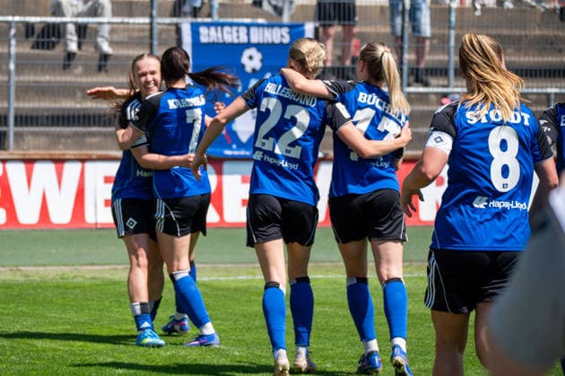Deutschland: Fussball Google Pixel Frauen-Bundesliga 2025 2026 - 1.FC Köln vs Hamburger SV - 25. Spieltag - Franz-Kremer-Stadion (Köln): Tor und Torjubel zum 1:1 durch Annaleen Böhler (Hamburger SV, 6). Freude, Emotionen, Jubel, Begeisterung, glücklich, feiern Sophie Hillebrand (Hamburger SV, 22) Svea Stoldt (Hamburger SV, 8) Copyright: xOrhanxHabashx