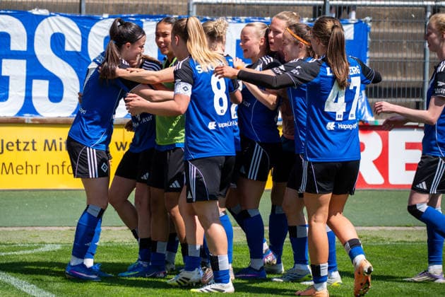 Deutschland: Fussball Google Pixel Frauen-Bundesliga 2025 2026 - 1.FC Köln vs Hamburger SV - 25. Spieltag - Franz-Kremer-Stadion (Köln): Tor und Torjubel zum 1:1 durch Annaleen Böhler (Hamburger SV, 6). Freude, Emotionen, Jubel, Begeisterung, glücklich, feiern Sophie Hillebrand (Hamburger SV, 22) Svea Stoldt (Hamburger SV, 8) Copyright: xOrhanxHabashx