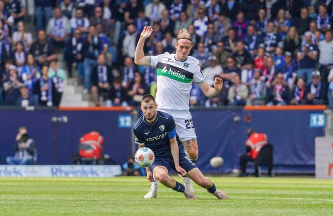 Deutschland: Fussball 2.Bundesliga 2025 2026, 33. Spieltag - VfL Bochum vs Hannover 96 - Vonovia Ruhrstadion (Bochum): Stefan Teitur ÃžorÃ°arson Stefan Teitur Thordarson (Hannover 96, 23) MatuÅ¡ Bero Matus Bero (VfL Bochum, 19) Bochum