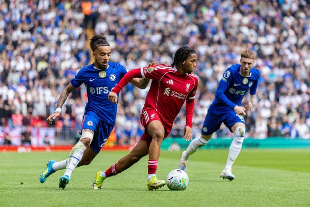 Football - FA Premier League - Liverpool FC v Chelsea FC LIVERPOOL, ENGLAND - Saturday, May 9, 2026: Liverpool s Rio Ngumoha is challenged by Chelsea s Malo Gusto (L) during the FA Premier League match between Liverpool FC and Chelsea FC at Anfield. (Photo by David Rawcliffe Propaganda) LIVERPOOL Anfield MERSEYSIDE ENGLAND  Copyright: xDavidxRawcliffex P2026-05-09-Liverpool_Chelsea-33