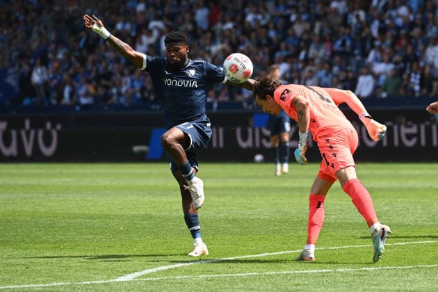 Moritz-Broni KWARTENG (BO) gegen Torwart Nahuel NOLL (Hannover 96) Aktion, Zweikampf, Fussball 2. Bundesliga, 33. Spieltag, VfL Bochum (BO) - Hannover 96 am 09.05.2026 im Vonovia Ruhrstadion Bochum Deutschland. DFL regulations prohibit any use of photographs as image sequences and or quasi-video Â