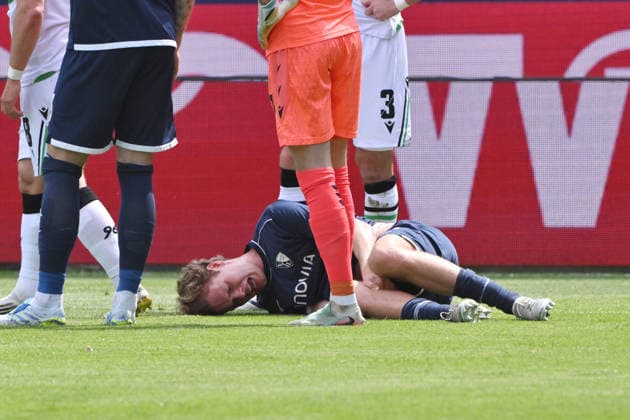 Verletzung Mats Pannewig (VfL Bochum) 09.05.2026, Fussball 2. Bundesliga, Saison 2025 2026, 33. Spieltag, VfL Bochum - Hannover 96 DFL regulations prohibit any use of photographs as image sequences and or quasi-video Bochum Vonovia Ruhrstadion Nordrhein Westfalen Deutschland