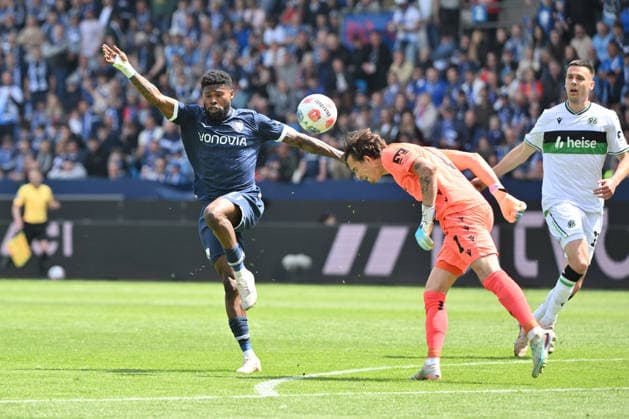 Torwart Nahuel Noll (Hannover 96) rettet gegen Moritz-Broni Kwarteng (VfL Bochum), Moritz Broni Kwarteng 09.05.2026, Fussball 2. Bundesliga, Saison 2025 2026, 33. Spieltag, VfL Bochum - Hannover 96 DFL regulations prohibit any use of photographs as image sequences and or quasi-video Bochum Vonovia Ruhrstadion Nordrhein Westfalen Deutschland