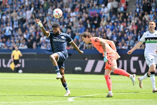 Torwart Nahuel Noll (Hannover 96) rettet gegen Moritz-Broni Kwarteng (VfL Bochum), Moritz Broni Kwarteng 09.05.2026, Fussball 2. Bundesliga, Saison 2025 2026, 33. Spieltag, VfL Bochum - Hannover 96 DFL regulations prohibit any use of photographs as image sequences and or quasi-video Bochum Vonovia Ruhrstadion Nordrhein Westfalen Deutschland