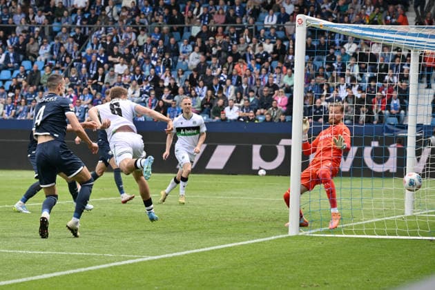 Maik Nawrocki (Hannover 96), 2.v.li., erzielt gegen Torwart Timo Horn (VfL Bochum), re., das Tor zum 0:1 09.05.2026, Fussball 2. Bundesliga, Saison 2025 2026, 33. Spieltag, VfL Bochum - Hannover 96 DFL regulations prohibit any use of photographs as image sequences and or quasi-video Bochum Vonovia Ruhrstadion Nordrhein Westfalen Deutschland