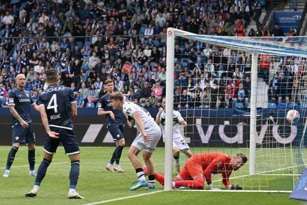 Maik Nawrocki (Hannover 96), mi., erzielt gegen Torwart Timo Horn (VfL Bochum), re., das Tor zum 0:1 09.05.2026, Fussball 2. Bundesliga, Saison 2025 2026, 33. Spieltag, VfL Bochum - Hannover 96 DFL regulations prohibit any use of photographs as image sequences and or quasi-video Bochum Vonovia Ruhrstadion Nordrhein Westfalen Deutschland