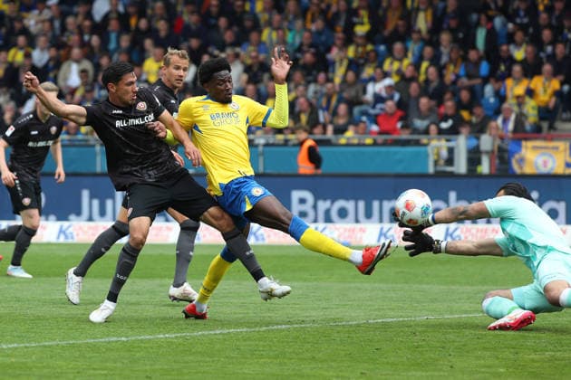 Braunschweig vs Dresden, 2. BL Braunschweig, 09.05.2026, Fußball, Herren, 2. BL, Saison 2025 2026, Eintracht Braunschweig vs. FC Dynamo Dresden: Faride Alidou (Eintracht Braunschweig) schießt Tor zum 2:0, Torwart Tim Schreiber (Dresden), Claudio Kammerknecht (Dresden) (DFL DFB REGULATIONS PROHIBIT ANY USE OF PHOTOGRAPHS as IMAGE SEQUENCES and or QUASI-VIDEO) Stadion an der Hamburger Straße Niedersachsen Deutschland