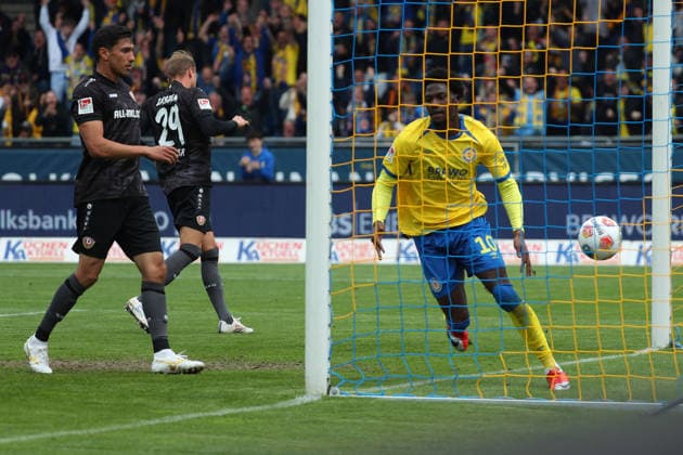 Braunschweig vs Dresden, 2. BL Braunschweig, 09.05.2026, Fußball, Herren, 2. BL, Saison 2025 2026, Eintracht Braunschweig vs. FC Dynamo Dresden: Faride Alidou (Eintracht Braunschweig) jubelt nach seinem Tor zum 2:0 (DFL DFB REGULATIONS PROHIBIT ANY USE OF PHOTOGRAPHS as IMAGE SEQUENCES and or QUASI-VIDEO) Stadion an der Hamburger Straße Niedersachsen Deutschland